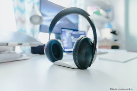 Headsets und andere Hardware-Komponenten erleichtern digitales Arbeiten.