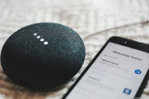 Sprachgesteuerte Assistenten und lernende Algorithmen im Haushalt